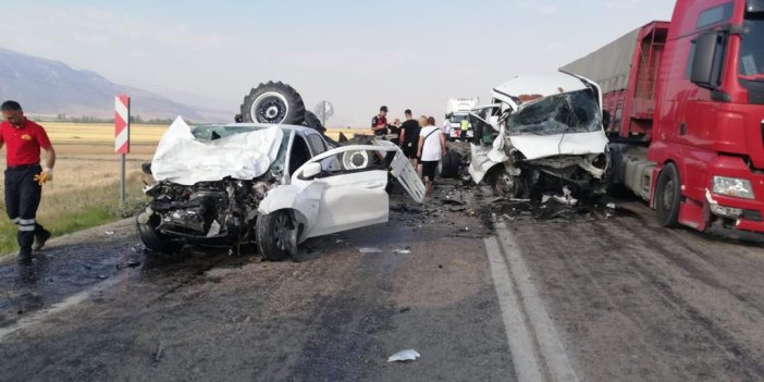 Afyonkarahisar'da iki otomobil çarpıştı. 2 ölü 1 yaralı