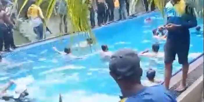 Sri Lanka’da halk sarayı bastı başkanlık sarayı havuzunda keyif yaptı