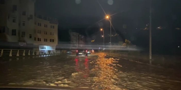 Karabük'te caddeler göle döndü, dükkanları ve apartman girişlerini su bastı