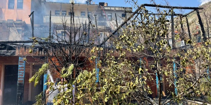 Artvin'de üç katlı otel alev alev yandı