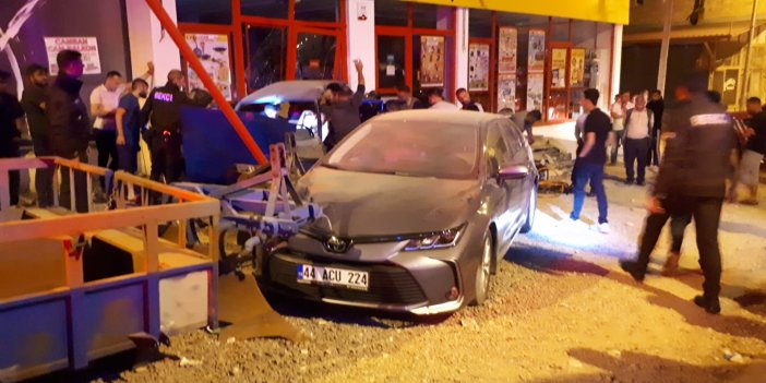 Otomobil markete daldı: 2 yaralı