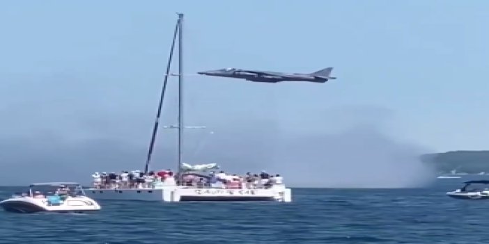 Savaş uçağı plajda dakikalarca su üstünde durarak gösteri yaptı. İnsanlar korkudan teknelerin üstüne toplandı