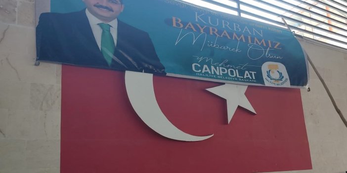 AKP'li belediye Türk bayrağının üzerine pankart astı