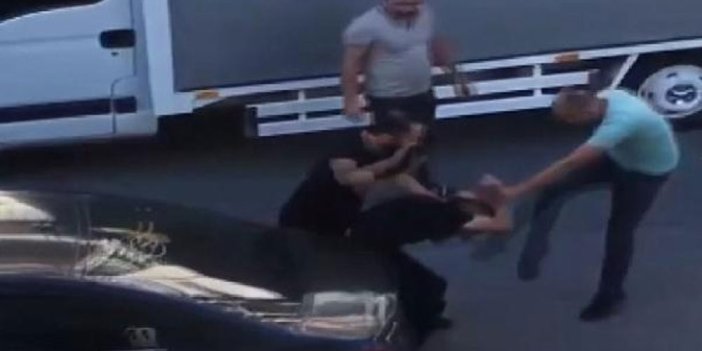 Taksici tartıştığı yolcuyu arkadaşıyla tekme tokat dövdü