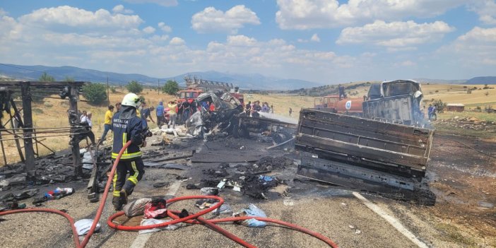 Antalya’da TIR ve kamyon çarpıştı: 3 ölü 1 yaralı