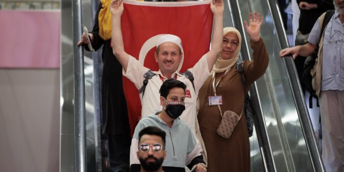 Yurda dönen ilk hacı kafilesi İstanbul’da gözyaşlarıyla karşılandı