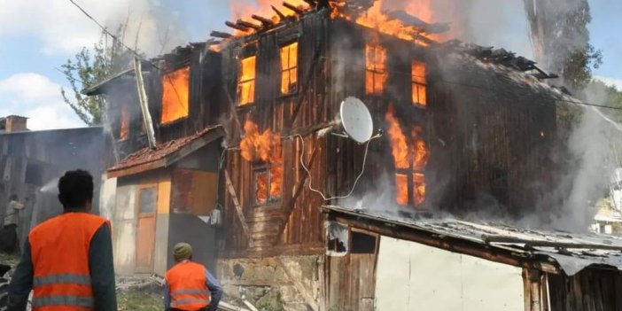 Mudurnu’da 2 katlı ahşap ev alev alev yandı 