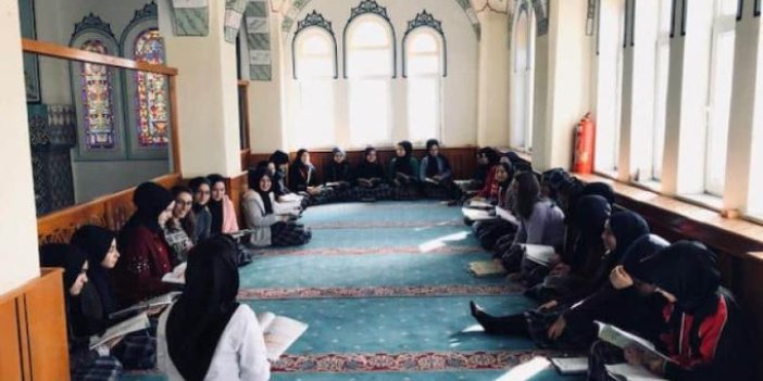 Öğretim görevlisinden camide kadınlara özel ders