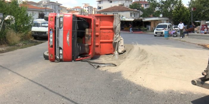 Sancaktepe'de kum yüklü kamyon devrildi 
