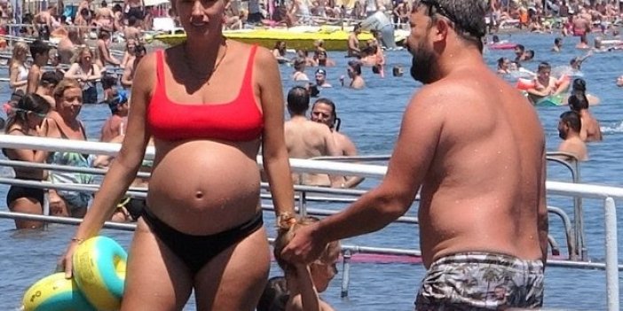 İkinci bebeğine hamile olan ünlü oyuncu ailesiyle halk plajında
