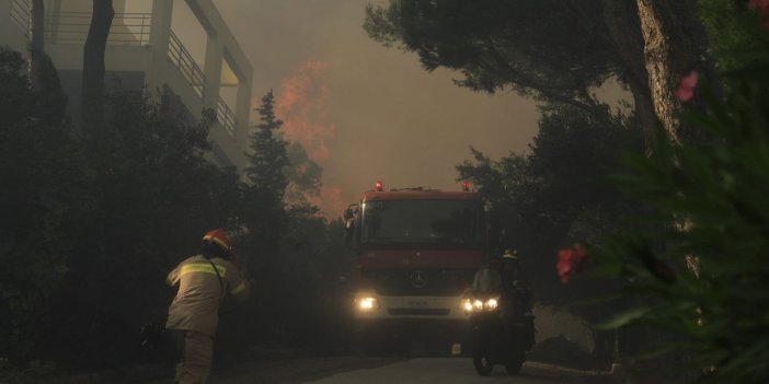 Atina'da korkutan orman yangın: Bölge sakinleri tahliye edildi   