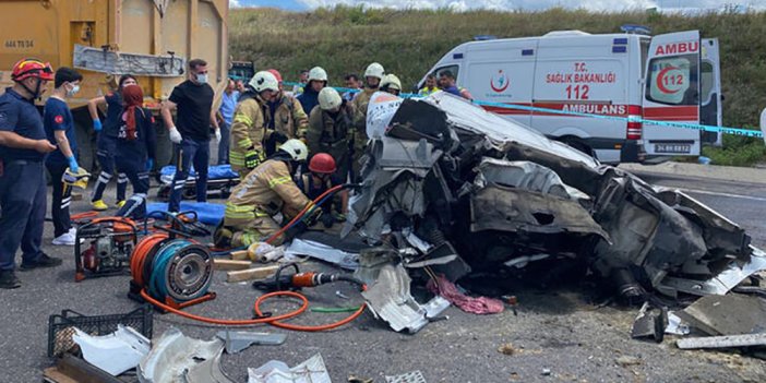 Başakşehir'de hafriyat kamyonuyla çarpışan TIR'ın şoförü öldü