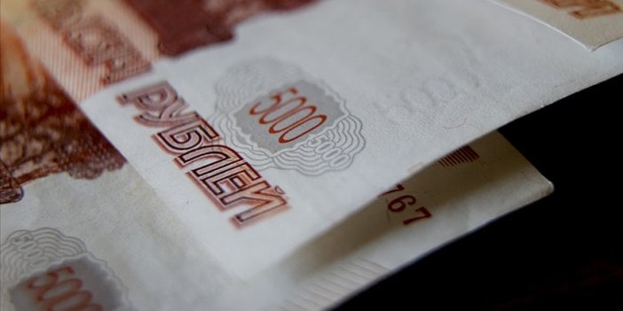 İran, Rusya ile finansal işlemlerde ruble ve riyal kullanmaya başladı