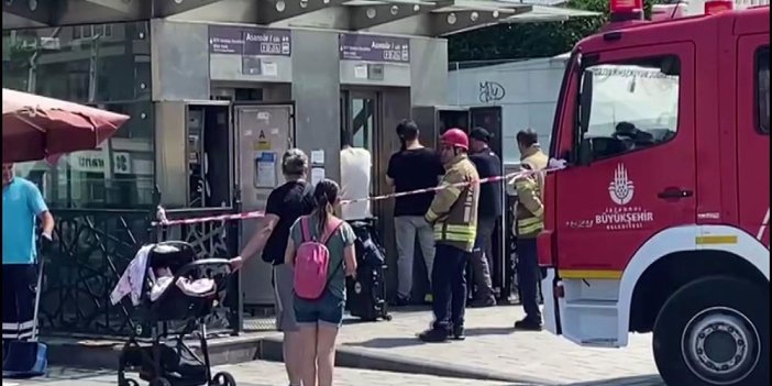Turistler metro asansöründe mahsur kaldı