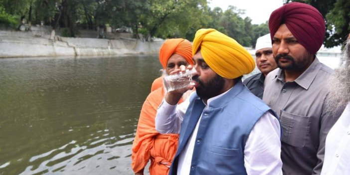 Nehrin temiz olduğunu göstermek için su içen başbakan hastanelik oldu