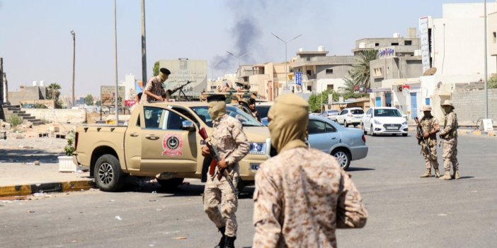 Libya'nın başkenti Trablus'ta  silahlı gruplar arasında çatışma.13 ölü