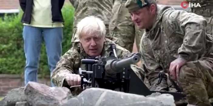 İngiltere Başkanı Boris Johnson bombayı patlattı. Askeri eğitime katılan Johnson bakın ne yaptı