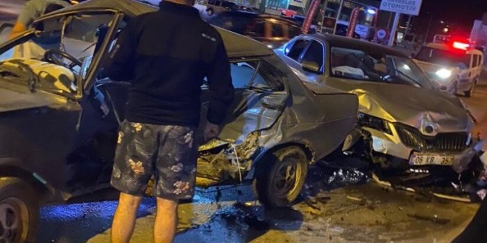 Afyonkarahisar’da iki otomobil çarpıştı: 1'i ağır 5 kişi yaralandı