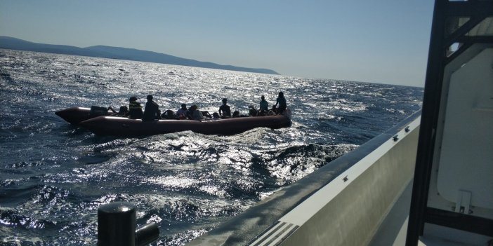 Çeşme açıklarında lastik botta 71 göçmen yakalandı