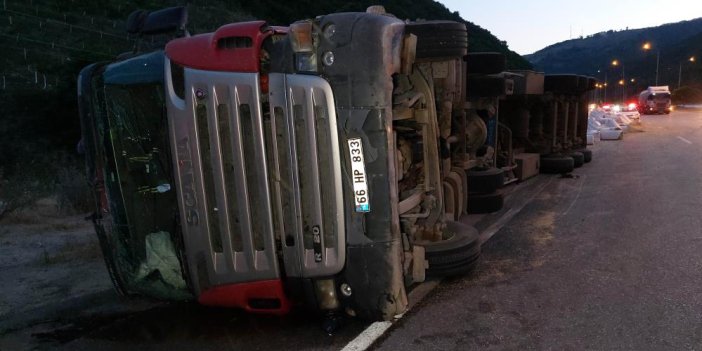 Samsun'da saman yüklü tır devrildi: 1 yaralı