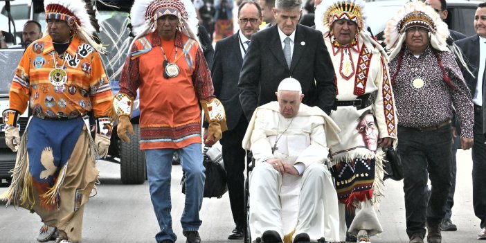 Papa Francis Kanadalı yerlilerden özür diledi