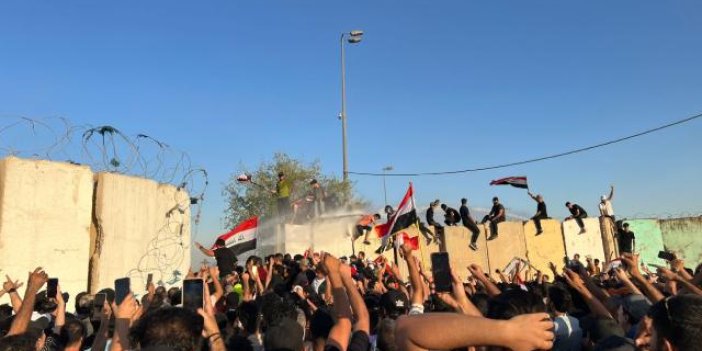 Irak'ta Sadr hareketi yanlıları parlamento binasını bastı