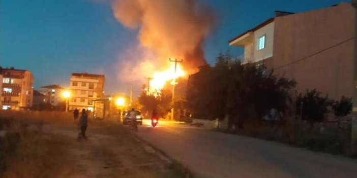Burdur'da mangal ateşi çatı katını da yaktı
