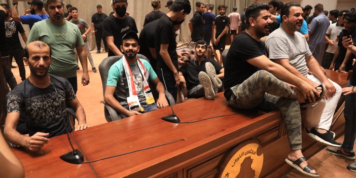 Irak'ta Parlamento baskını! Sadr yanlısı grup Meclis'e girdi