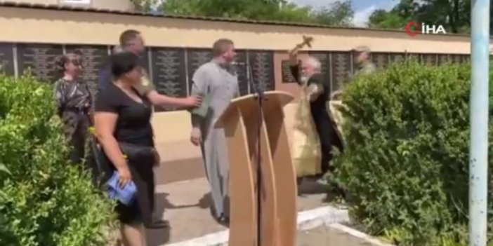 Ukraynalı askerin cenazesinde olay. Rus yanlısı rahip diğer rahibe haçla saldırdı