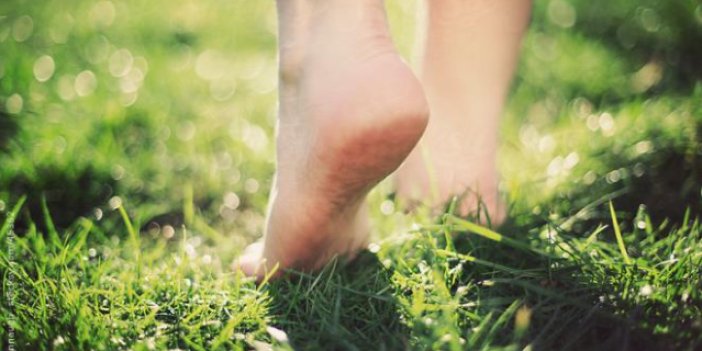 Toprakta yalın ayak yürümenin faydaları