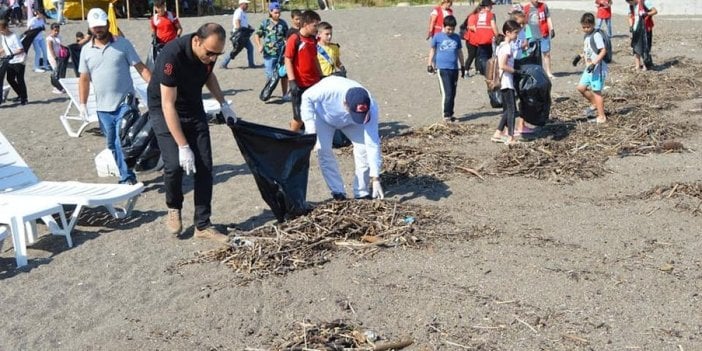 Temiz bir çevre için sahile indiler 1,5 ton çöp topladılar