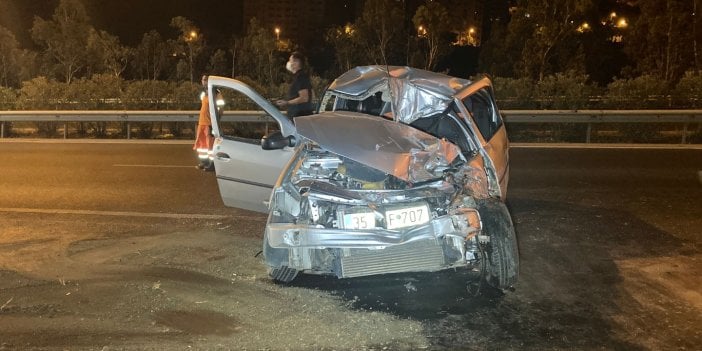 İzmir’de otomobilin kamyona çarpması sonucu meydana gelen kazada 1 ölü 1 yaralı