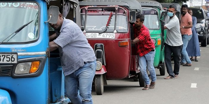 Sri Lanka'da akaryakıt alımına kota getirildi