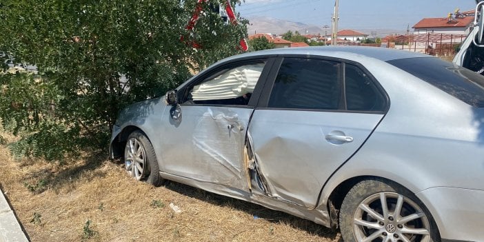 Afyonkarahisar’da refüje girip ağaçları yıkan otomobilde anne ve oğlu yaralandı