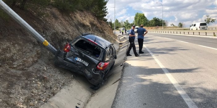 Kontrolde çıkan otomobil aydınlatma direğine çarparak durabildi