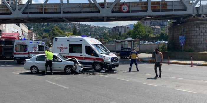 Otomobil ile ambulans çarpıştı: 3 yaralı