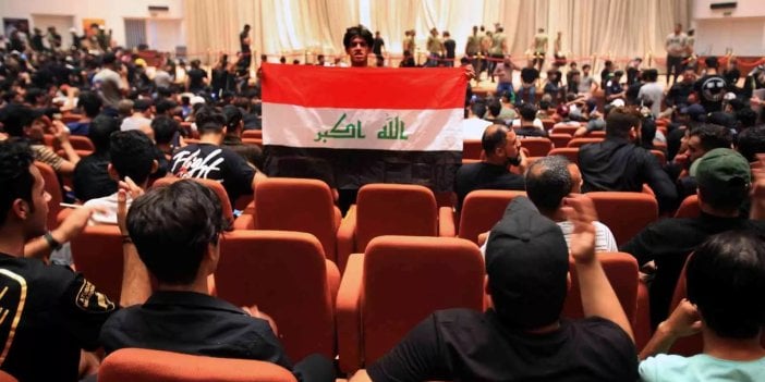 Mukteda Sadr’dan, Irak meclisinin feshedilmesi ve erken seçim çağrısı