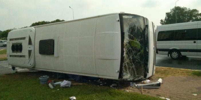 Antalya’da servis midibüsü devrildi: 6 yaralı