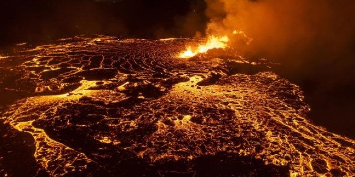 İzlanda'da yanardağ patlaması! Magma yeryüzüne çıktı, 400 deprem meydana geldi