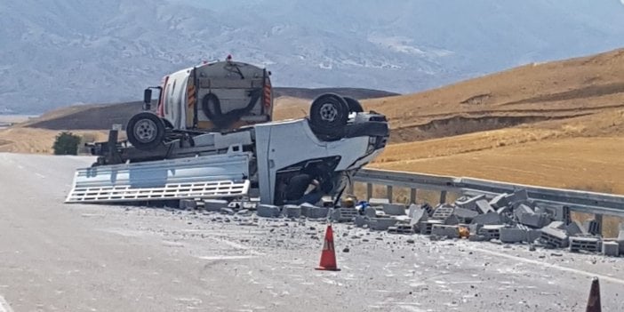 Tuğla yüklü pikap ile otomobil birbirine girdi: 3 yaralı