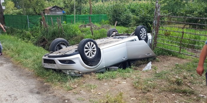 Otomobil bariyere çarparak takla attı: 3 yaralı