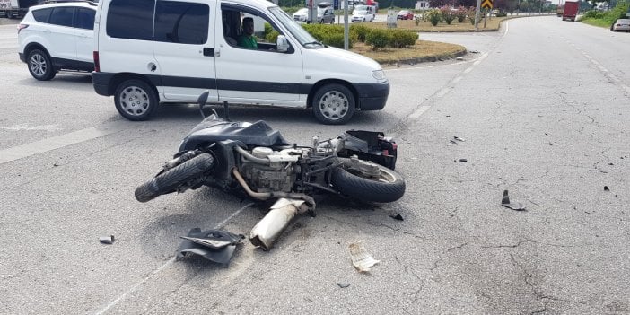 Kırmızı ışıkta bekleyen motosiklete otomobil arkadan çarptı: 2 yaralı