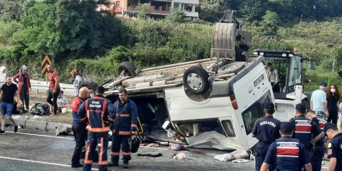 Mevsimlik tarım işçilerini taşıyan minibüs ile hafif ticari araç çarpıştı: 2 ölü, 18 yaralı