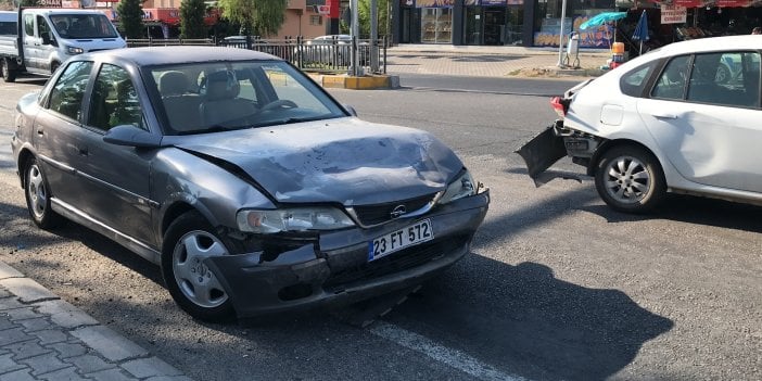 Elazığ’da iki otomobil çarpıştı: 3 yaralı