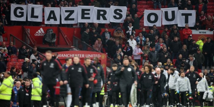 Manchester United taraftarından "Kulüpten defol" protestosu