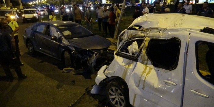 Diyarbakır’da takla atan otomobil başka bir aracın üzerine düştü. 4’ü çocuk 10 yaralı  