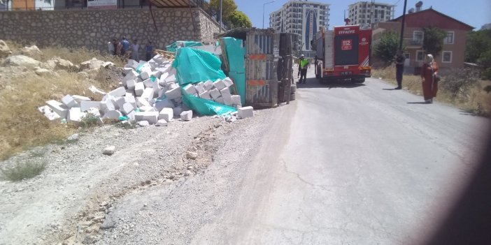 Kontrolden çıkan beton yüklü kamyon devrildi
