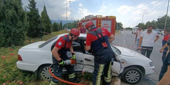 Denizli'de trafik kazasında sürücü araç içerisine sıkıştı