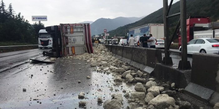 Hafriyat kamyonu devrildi, dolgu malzemeleri yola saçıldı