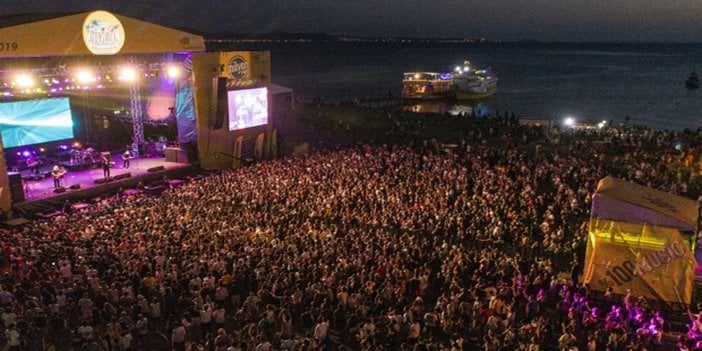 Zeytinli Rock Festivali'nin iptal edilmesinin arkasında İlim Yayma Cemiyeti çıktı. Yasaklama kararın altında imzası bulunan Kaymakam cemiyete yakın çıktı